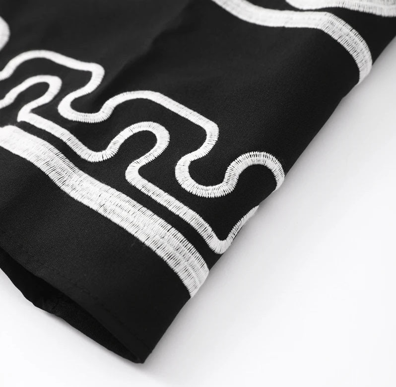 Vestido Negro Elegante con Detalle Geométrico