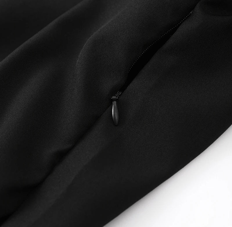 Vestido Negro Elegante con Detalle Geométrico