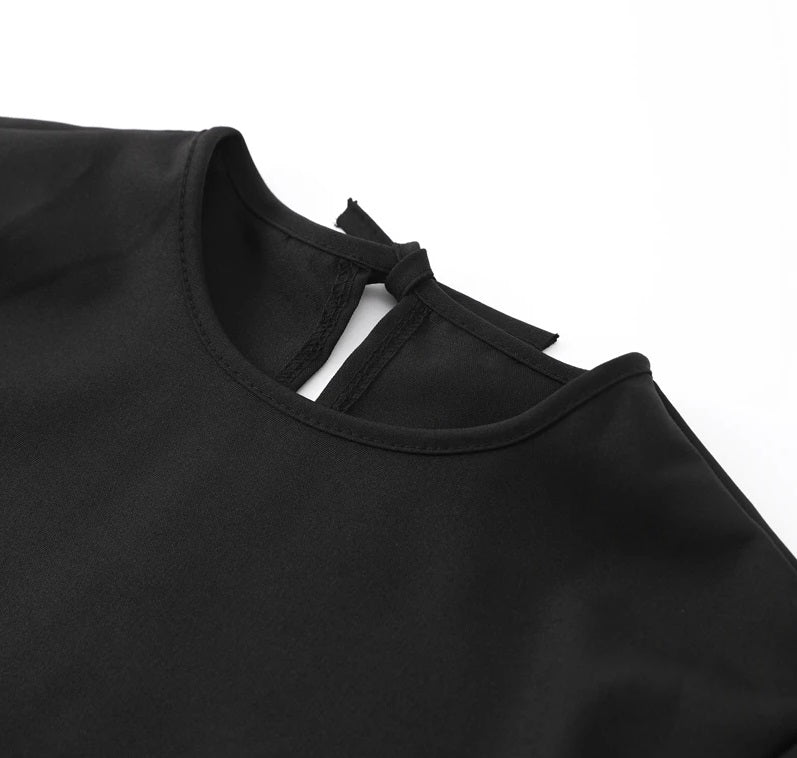 Vestido Negro Elegante con Detalle Geométrico